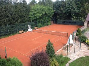 an overhead view of a tennis court at U Macieja z kortem tenisowym in Kłodzko