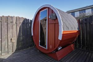 a small house sitting on top of a wooden fence at Haus Biene am Meer in Norden