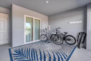 due biciclette parcheggiate in una stanza accanto a una porta di HLB14060-322 a Burnt Store Marina