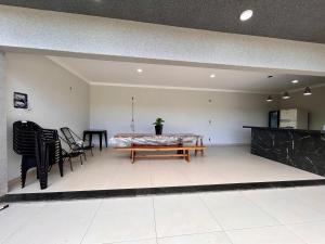 a living room with a table and chairs at Cantinho Guimarães in Olímpia