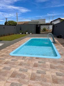 a swimming pool in the middle of a yard at Cantinho Guimarães in Olímpia