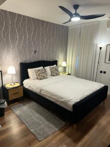 a bedroom with a bed and a ceiling fan at דירת בוטיק Dnine7 in Haifa