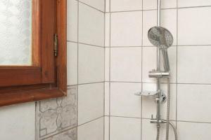 e bagno con doccia e ventilatore. di Batilas House next to exotic beach of Elafonisi a Elafonisi Altre 30 foto