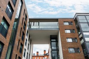 une vue extérieure d'un bâtiment d'une ville dans l'établissement Uniikki kolmio Aurajokinäkymin, à Turku