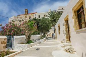 una strada nella città di akrotiri con fiori di Batilas House next to exotic beach of Elafonisi a Elafonisi