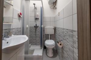 a small bathroom with a toilet and a sink at Casa vacanza da Giuseppe in Leonforte