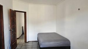 Ένα ή περισσότερα κρεβάτια σε δωμάτιο στο Suítes próximo as praias e centro histórico