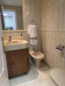 ein Badezimmer mit Waschbecken, Toilette und Spiegel in der Unterkunft Aeropuerto - IFEMA 2 in Madrid