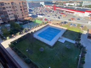 eine Draufsicht auf ein Schwimmbad in einer Stadt in der Unterkunft Aeropuerto - IFEMA 2 in Madrid