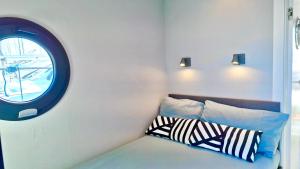 Alghero Houseboat Seabreeze 2客房内的一张或多张床位