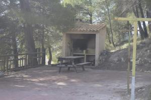 un refugio de picnic con una mesa de picnic. en Ucenda, en Bullas
