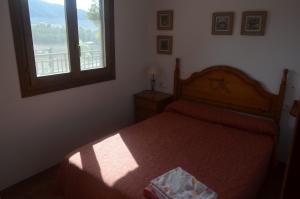 Un dormitorio pequeño con una cama y una ventana. en Ucenda, en Bullas