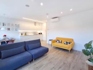 A seating area at AKURA apartment, con aire acondicionado