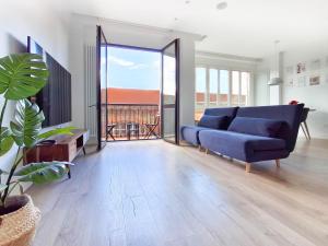 A seating area at AKURA apartment, con aire acondicionado