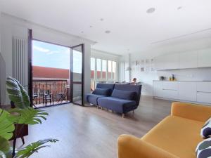 A seating area at AKURA apartment, con aire acondicionado