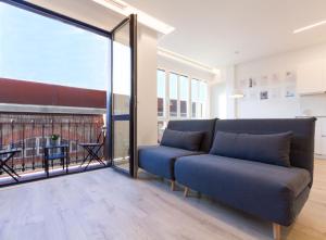 A seating area at AKURA apartment, con aire acondicionado Még 37 kép