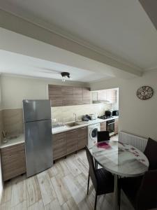 Η κουζίνα ή μικρή κουζίνα στο Apartament Cosmin