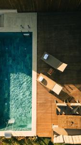 una piscina con mesa y sillas junto al agua en Casa Vera Villa, en Sakarya