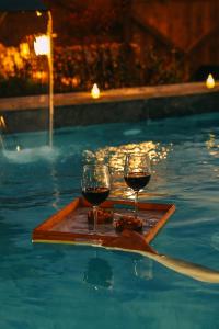 dos copas de vino en una bandeja en una piscina en Casa Vera Villa, en Sakarya