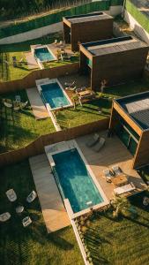 una vista aérea de dos piscinas en un patio en Casa Vera Villa, en Sakarya