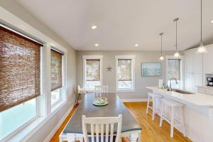 Una cocina y un comedor con mesa y sillas. en Blue Bayou, en Lincoln City