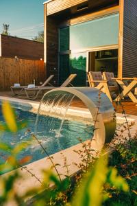 una piscina con una fuente de agua en un patio en Casa Vera Villa, en Sakarya 19 fotos más