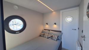 Alghero Houseboat Seabreeze 2客房内的一张或多张床位