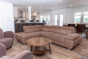 Posezení v ubytování Cheerful Cottage with hot tub