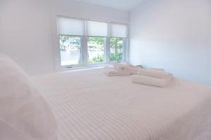 Postel nebo postele na pokoji v ubytování Cheerful Cottage with hot tub + 61 fotografií