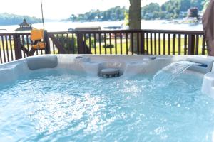 Bazén v ubytování Cheerful Cottage with hot tub nebo v jeho okolí