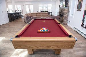 Biliár nebo kulečník v ubytování Cheerful Cottage with hot tub