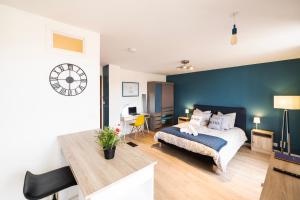 En eller flere senge i et værelse på Le cottage roannais