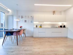 A kitchen or kitchenette at AKURA apartment, con aire acondicionado