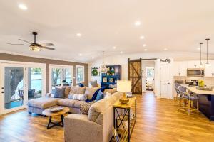 a living room with a couch and a kitchen at Summer STATus in Mooresville