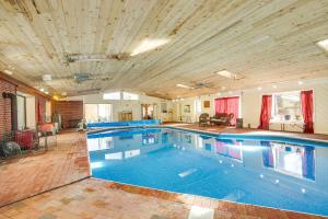 Bazén v ubytování 4 Mi to Danbury Apt with Indoor Pool Access nebo v jeho okolí