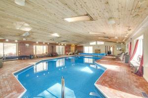Bazén v ubytování 4 Mi to Danbury Apt with Indoor Pool Access nebo v jeho okolí