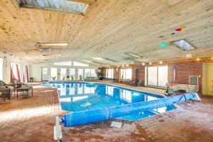 Bazén v ubytování 4 Mi to Danbury Apt with Indoor Pool Access nebo v jeho okolí