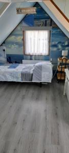 Ένα ή περισσότερα κρεβάτια σε δωμάτιο στο Close to the beach