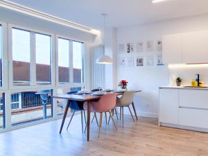 A kitchen or kitchenette at AKURA apartment, con aire acondicionado