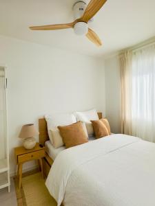 una camera con letto e ventilatore a soffitto di Sonnensteinzimmer a Pirna