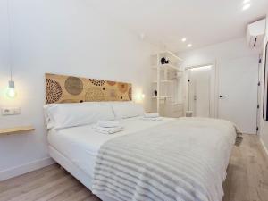 A bed or beds in a room at AKURA apartment, con aire acondicionado