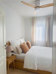 una camera da letto con un letto con lenzuola bianche e una finestra di Sonnensteinzimmer a Pirna