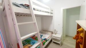 Posteľ alebo postele v izbe v ubytovaní Apartamento 3 dormitorios centro Villajoyosa