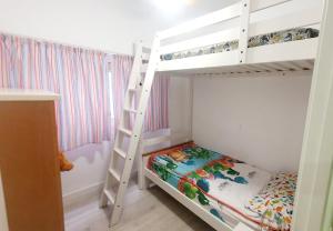 Posteľ alebo postele v izbe v ubytovaní Apartamento 3 dormitorios centro Villajoyosa