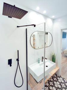 A bathroom at AKURA apartment, con aire acondicionado