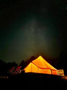 Fotografie z fotogalerie ubytování Glamping Návary s bazénem v destinaci Arnolec