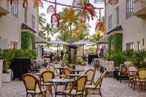 マイアミビーチにあるHotel Oceanのヤシの木が植えられたパティオ(テーブル、椅子付)