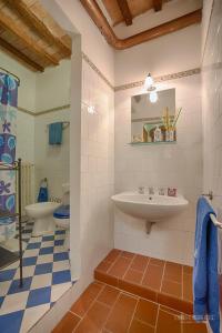 een badkamer met een wastafel en een toilet bij Tognazzi Casa Vacanze - Casa Il Giglio in Certaldo