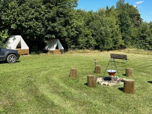 Zahrada ubytování Glamping Návary s bazénem