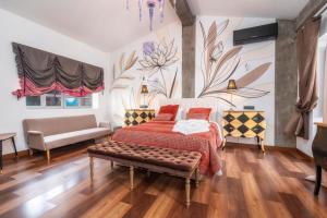 a bedroom with a bed and a couch at Oakmoon House in Faro